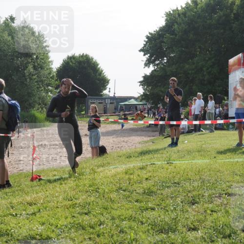 15.06.2025 - 27. Vierlanden-Triathlon KatJ http://msf.ph/oto/7985821 15.06.2025 08:59:57 Schwimmen 241 meine-sportfotos.de