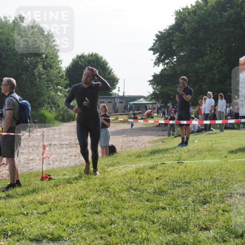 15.06.2025 - 27. Vierlanden-Triathlon KatJ http://msf.ph/oto/7985830 15.06.2025 08:59:58 Schwimmen 241 meine-sportfotos.de