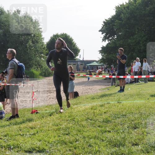 15.06.2025 - 27. Vierlanden-Triathlon KatJ http://msf.ph/oto/7985834 15.06.2025 08:59:58 Schwimmen 241 meine-sportfotos.de
