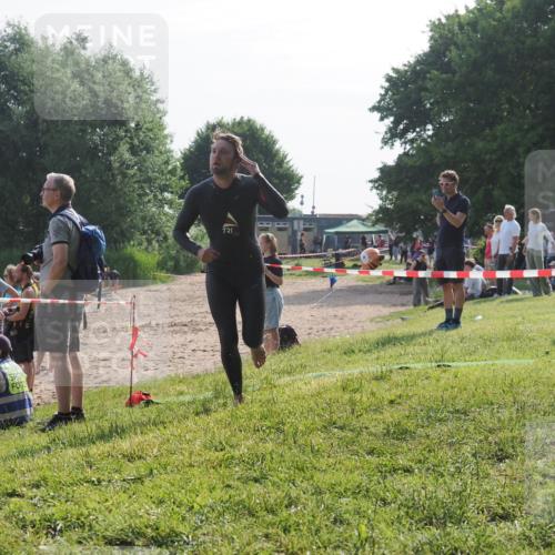 15.06.2025 - 27. Vierlanden-Triathlon KatJ http://msf.ph/oto/7985843 15.06.2025 08:59:58 Schwimmen 241 meine-sportfotos.de