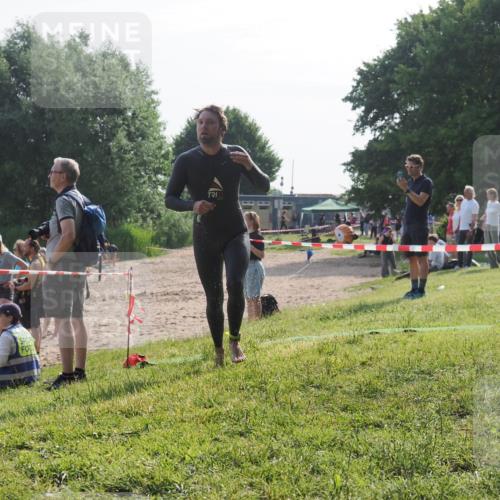 15.06.2025 - 27. Vierlanden-Triathlon KatJ http://msf.ph/oto/7985846 15.06.2025 08:59:58 Schwimmen 241 meine-sportfotos.de