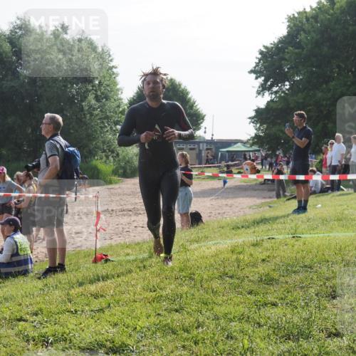 15.06.2025 - 27. Vierlanden-Triathlon KatJ http://msf.ph/oto/7985849 15.06.2025 08:59:58 Schwimmen 241 meine-sportfotos.de