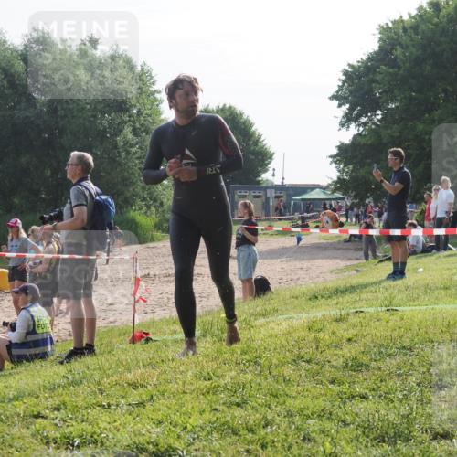 15.06.2025 - 27. Vierlanden-Triathlon KatJ http://msf.ph/oto/7985861 15.06.2025 08:59:59 Schwimmen 241 meine-sportfotos.de