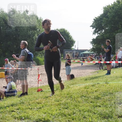 15.06.2025 - 27. Vierlanden-Triathlon KatJ http://msf.ph/oto/7985863 15.06.2025 08:59:59 Schwimmen 241 meine-sportfotos.de