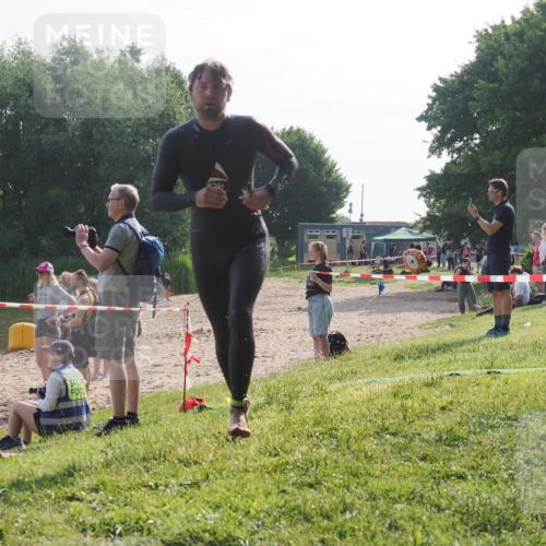 15.06.2025 - 27. Vierlanden-Triathlon KatJ http://msf.ph/oto/7985875 15.06.2025 08:59:59 Schwimmen 241 meine-sportfotos.de