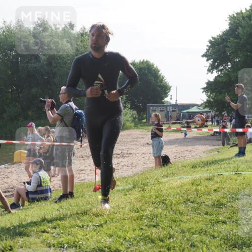 15.06.2025 - 27. Vierlanden-Triathlon KatJ http://msf.ph/oto/7985883 15.06.2025 08:59:59 Schwimmen 241 meine-sportfotos.de