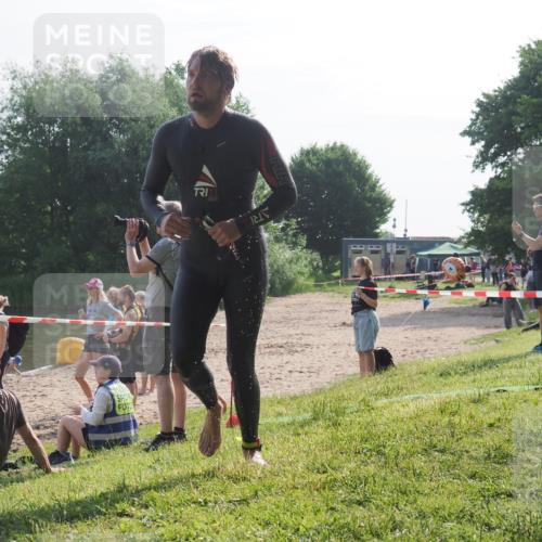 15.06.2025 - 27. Vierlanden-Triathlon KatJ http://msf.ph/oto/7985894 15.06.2025 08:59:59 Schwimmen 241 meine-sportfotos.de