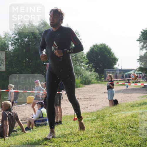 15.06.2025 - 27. Vierlanden-Triathlon KatJ http://msf.ph/oto/7985900 15.06.2025 08:59:59 Schwimmen 241 meine-sportfotos.de
