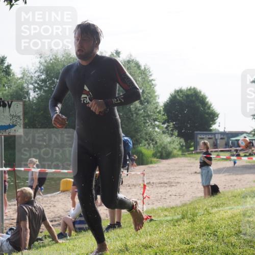 15.06.2025 - 27. Vierlanden-Triathlon KatJ http://msf.ph/oto/7985909 15.06.2025 08:59:59 Schwimmen 241 meine-sportfotos.de