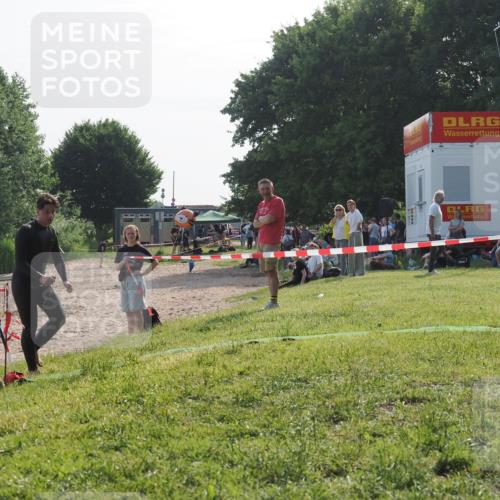 15.06.2025 - 27. Vierlanden-Triathlon KatJ http://msf.ph/oto/7985918 15.06.2025 09:00:43 Schwimmen 58 meine-sportfotos.de
