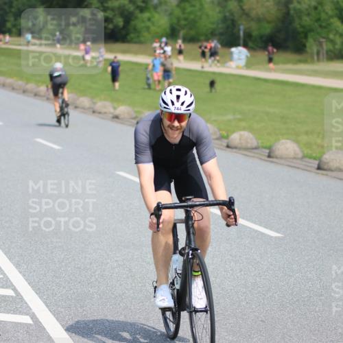 21.06.2025 - 27. Vierlanden-Triathlon H.Heesch http://msf.ph/oto/7985920 15.06.2025 11:32:56 Radfahren 650, 744, 771 meine-sportfotos.de