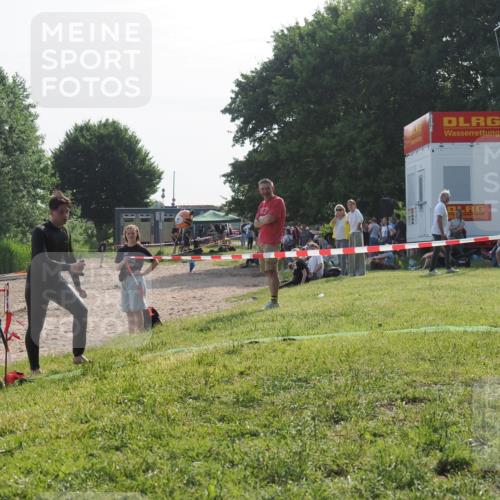 15.06.2025 - 27. Vierlanden-Triathlon KatJ http://msf.ph/oto/7985928 15.06.2025 09:00:43 Schwimmen 58 meine-sportfotos.de