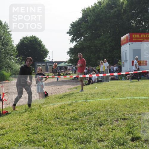 15.06.2025 - 27. Vierlanden-Triathlon KatJ http://msf.ph/oto/7985949 15.06.2025 09:00:43 Schwimmen 58 meine-sportfotos.de