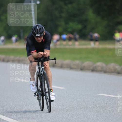 15.06.2025 - 27. Vierlanden-Triathlon H.Heesch http://msf.ph/oto/7985987 15.06.2025 11:06:30 Radfahren 5, 128, 774 meine-sportfotos.de