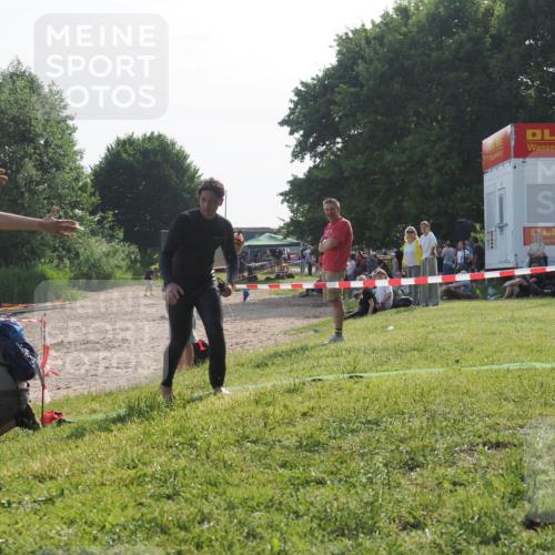 15.06.2025 - 27. Vierlanden-Triathlon KatJ http://msf.ph/oto/7985991 15.06.2025 09:00:44 Schwimmen 58 meine-sportfotos.de