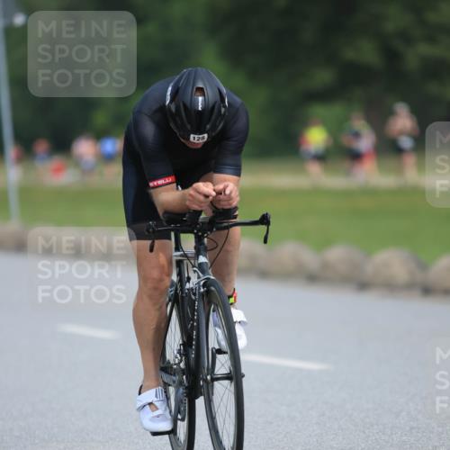 15.06.2025 - 27. Vierlanden-Triathlon H.Heesch http://msf.ph/oto/7986000 15.06.2025 11:06:30 Radfahren 5, 128, 774 meine-sportfotos.de