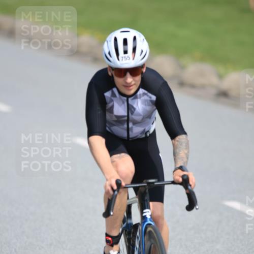 21.06.2025 - 27. Vierlanden-Triathlon H.Heesch http://msf.ph/oto/7986008 15.06.2025 11:33:09 Radfahren 173, 755, 757, 914, 950 meine-sportfotos.de