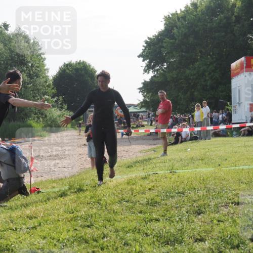 15.06.2025 - 27. Vierlanden-Triathlon KatJ http://msf.ph/oto/7986010 15.06.2025 09:00:45 Schwimmen 58 meine-sportfotos.de