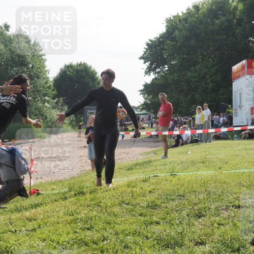 15.06.2025 - 27. Vierlanden-Triathlon KatJ http://msf.ph/oto/7986031 15.06.2025 09:00:45 Schwimmen 58 meine-sportfotos.de