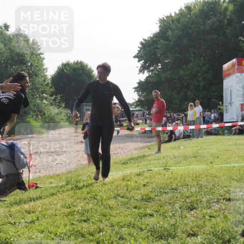 15.06.2025 - 27. Vierlanden-Triathlon KatJ http://msf.ph/oto/7986035 15.06.2025 09:00:45 Schwimmen 58 meine-sportfotos.de