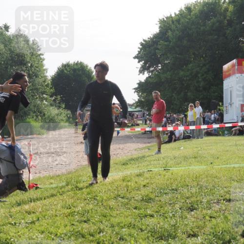 15.06.2025 - 27. Vierlanden-Triathlon KatJ http://msf.ph/oto/7986042 15.06.2025 09:00:46 Schwimmen 58 meine-sportfotos.de