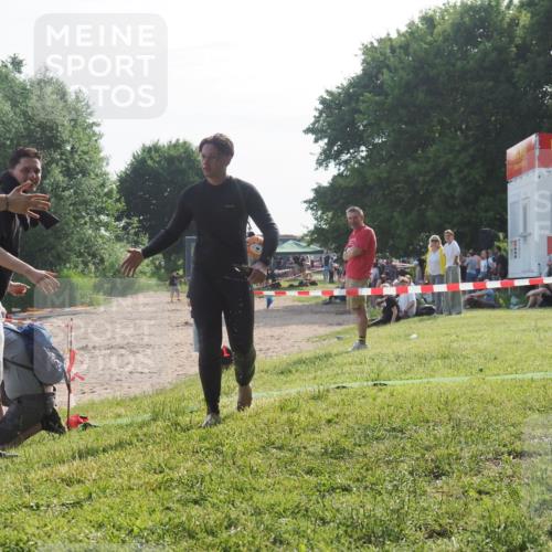 15.06.2025 - 27. Vierlanden-Triathlon KatJ http://msf.ph/oto/7986055 15.06.2025 09:00:46 Schwimmen 58 meine-sportfotos.de