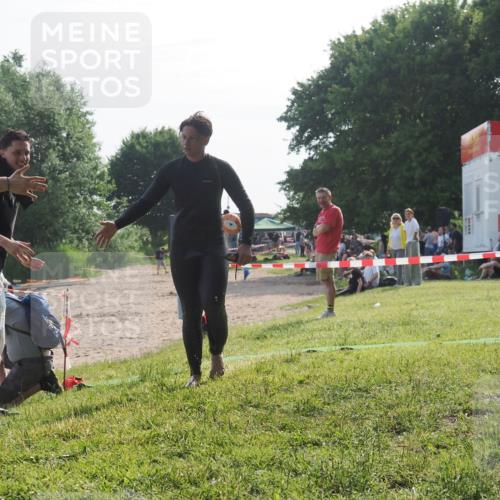 15.06.2025 - 27. Vierlanden-Triathlon KatJ http://msf.ph/oto/7986062 15.06.2025 09:00:46 Schwimmen 58 meine-sportfotos.de