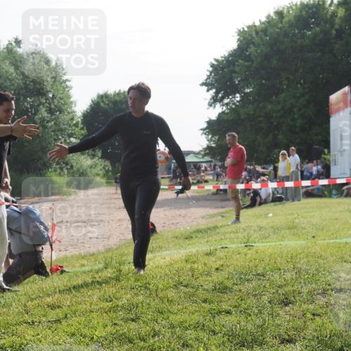 15.06.2025 - 27. Vierlanden-Triathlon KatJ http://msf.ph/oto/7986077 15.06.2025 09:00:46 Schwimmen 58 meine-sportfotos.de