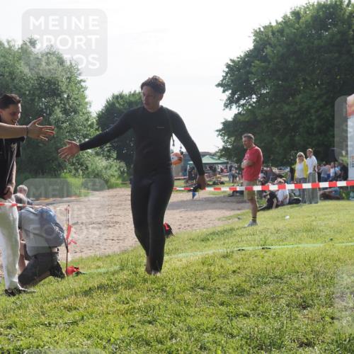15.06.2025 - 27. Vierlanden-Triathlon KatJ http://msf.ph/oto/7986084 15.06.2025 09:00:46 Schwimmen 58 meine-sportfotos.de