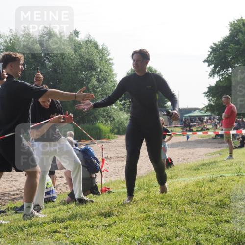 15.06.2025 - 27. Vierlanden-Triathlon KatJ http://msf.ph/oto/7986090 15.06.2025 09:00:47 Schwimmen 58 meine-sportfotos.de