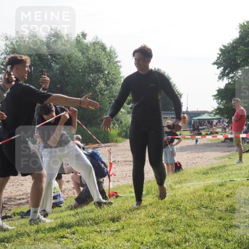 15.06.2025 - 27. Vierlanden-Triathlon KatJ http://msf.ph/oto/7986097 15.06.2025 09:00:47 Schwimmen 58 meine-sportfotos.de