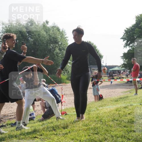 15.06.2025 - 27. Vierlanden-Triathlon KatJ http://msf.ph/oto/7986102 15.06.2025 09:00:47 Schwimmen 58 meine-sportfotos.de