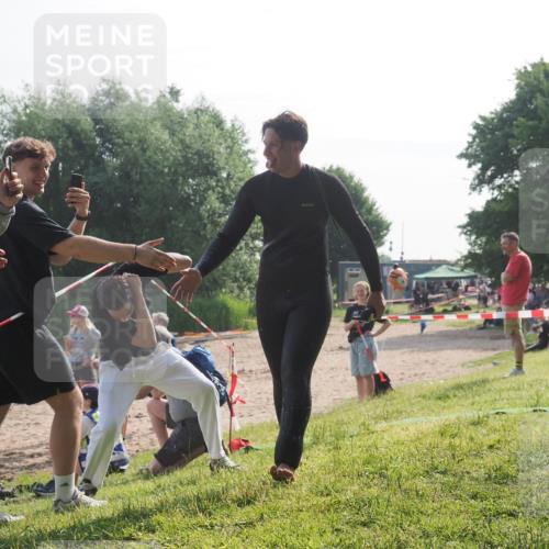15.06.2025 - 27. Vierlanden-Triathlon KatJ http://msf.ph/oto/7986110 15.06.2025 09:00:47 Schwimmen 58 meine-sportfotos.de