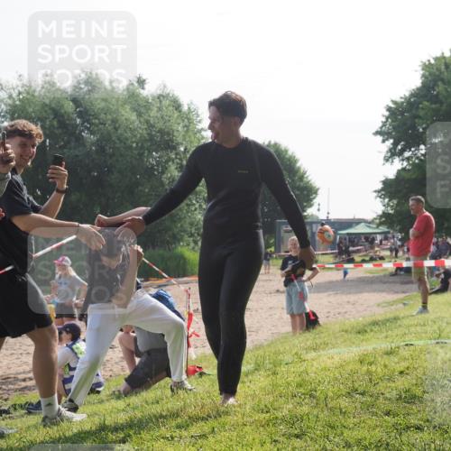 15.06.2025 - 27. Vierlanden-Triathlon KatJ http://msf.ph/oto/7986117 15.06.2025 09:00:47 Schwimmen 58 meine-sportfotos.de