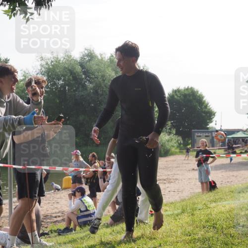 15.06.2025 - 27. Vierlanden-Triathlon KatJ http://msf.ph/oto/7986133 15.06.2025 09:00:48 Schwimmen 58, 217 meine-sportfotos.de