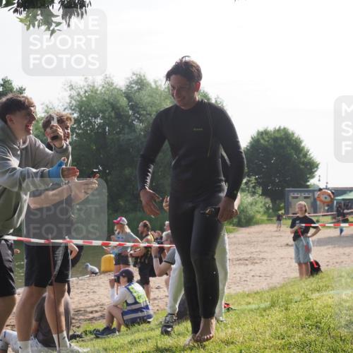 15.06.2025 - 27. Vierlanden-Triathlon KatJ http://msf.ph/oto/7986142 15.06.2025 09:00:48 Schwimmen 58, 217 meine-sportfotos.de