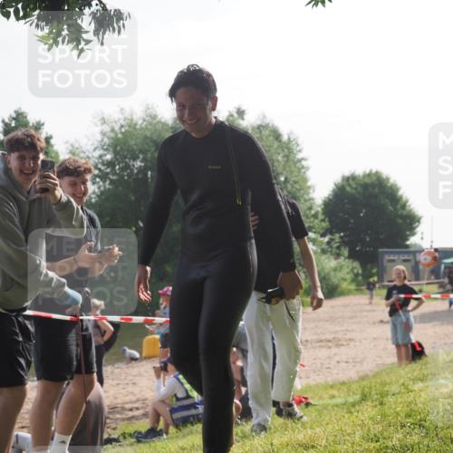 15.06.2025 - 27. Vierlanden-Triathlon KatJ http://msf.ph/oto/7986164 15.06.2025 09:00:48 Schwimmen 58, 217 meine-sportfotos.de