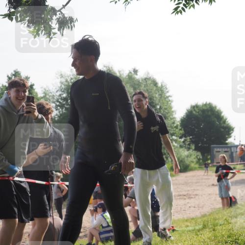 15.06.2025 - 27. Vierlanden-Triathlon KatJ http://msf.ph/oto/7986180 15.06.2025 09:00:49 Schwimmen 58, 217 meine-sportfotos.de