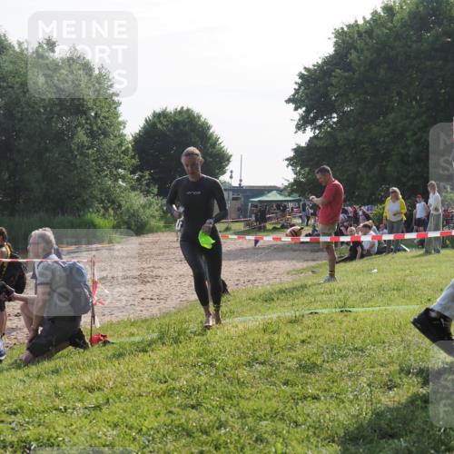 15.06.2025 - 27. Vierlanden-Triathlon KatJ http://msf.ph/oto/7986192 15.06.2025 09:00:54 Schwimmen 217 meine-sportfotos.de