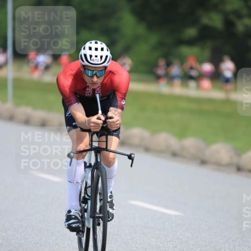 21.06.2025 - 27. Vierlanden-Triathlon H.Heesch http://msf.ph/oto/7986193 15.06.2025 11:33:49 Radfahren 238, 241, 661, 692 meine-sportfotos.de