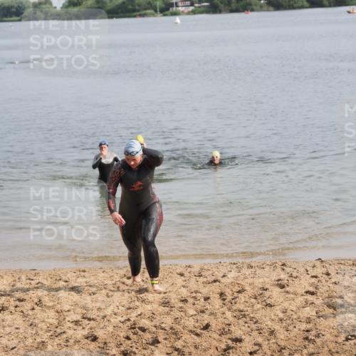 21.06.2025 - 27. Vierlanden-Triathlon MichiJ http://msf.ph/oto/7986204 15.06.2026 09:11:51 Schwimmen 229, 245 meine-sportfotos.de