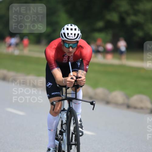 21.06.2025 - 27. Vierlanden-Triathlon H.Heesch http://msf.ph/oto/7986207 15.06.2025 11:33:50 Radfahren 238, 241, 661, 692 meine-sportfotos.de
