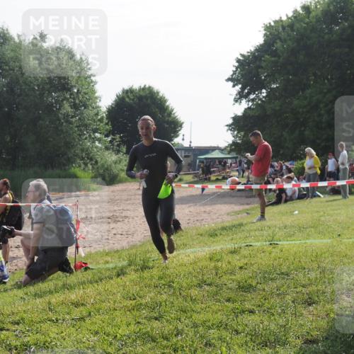 15.06.2025 - 27. Vierlanden-Triathlon KatJ http://msf.ph/oto/7986216 15.06.2025 09:00:54 Schwimmen 217 meine-sportfotos.de