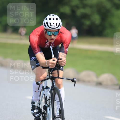 21.06.2025 - 27. Vierlanden-Triathlon H.Heesch http://msf.ph/oto/7986221 15.06.2025 11:33:50 Radfahren 238, 241, 661, 692 meine-sportfotos.de