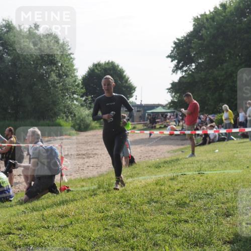15.06.2025 - 27. Vierlanden-Triathlon KatJ http://msf.ph/oto/7986224 15.06.2025 09:00:55 Schwimmen 217 meine-sportfotos.de