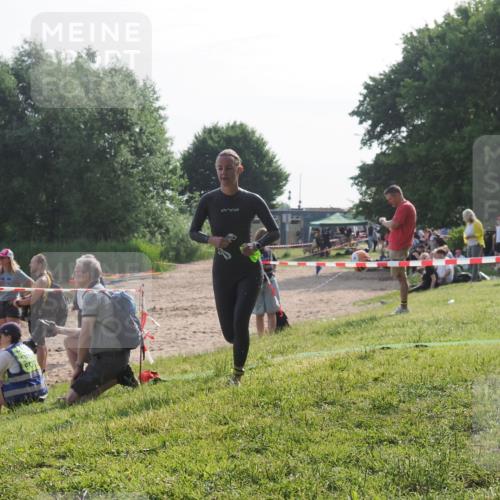 15.06.2025 - 27. Vierlanden-Triathlon KatJ http://msf.ph/oto/7986234 15.06.2025 09:00:55 Schwimmen 217 meine-sportfotos.de