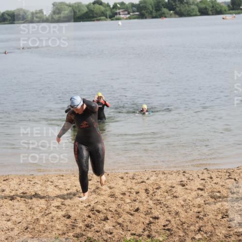 21.06.2025 - 27. Vierlanden-Triathlon MichiJ http://msf.ph/oto/7986240 15.06.2026 09:11:51 Schwimmen 229, 245 meine-sportfotos.de