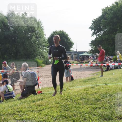 15.06.2025 - 27. Vierlanden-Triathlon KatJ http://msf.ph/oto/7986246 15.06.2025 09:00:55 Schwimmen 217 meine-sportfotos.de