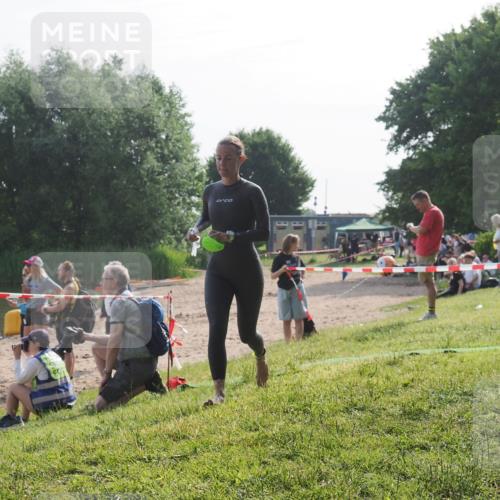 15.06.2025 - 27. Vierlanden-Triathlon KatJ http://msf.ph/oto/7986253 15.06.2025 09:00:55 Schwimmen 217 meine-sportfotos.de