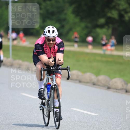 21.06.2025 - 27. Vierlanden-Triathlon H.Heesch http://msf.ph/oto/7986256 15.06.2025 11:33:55 Radfahren 221, 241 meine-sportfotos.de
